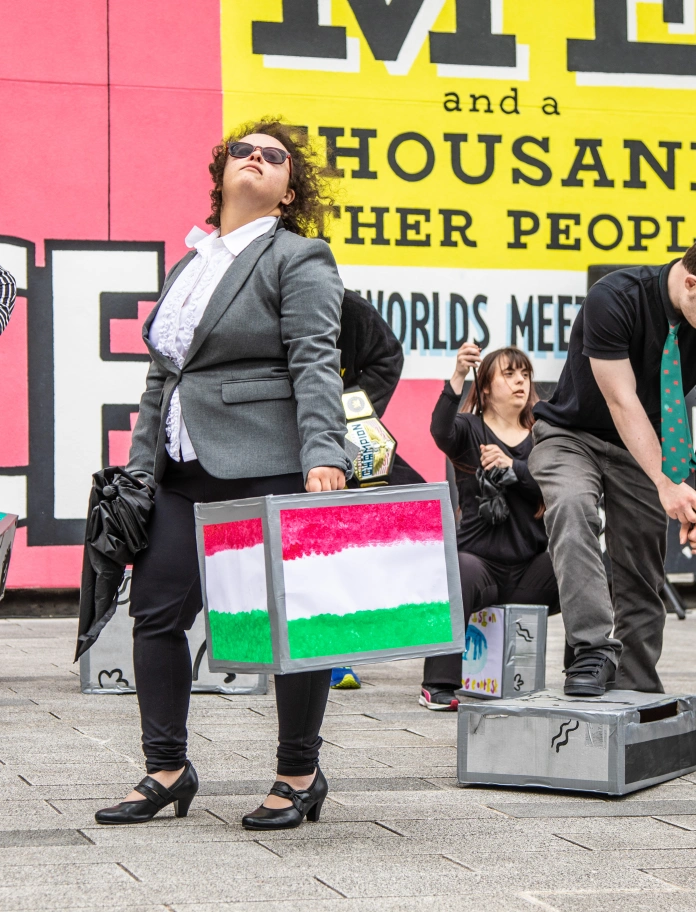 演技をする人々のグループ。