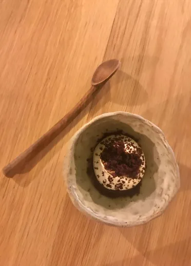 Eine Schüssel mit Essen und einem Löffel