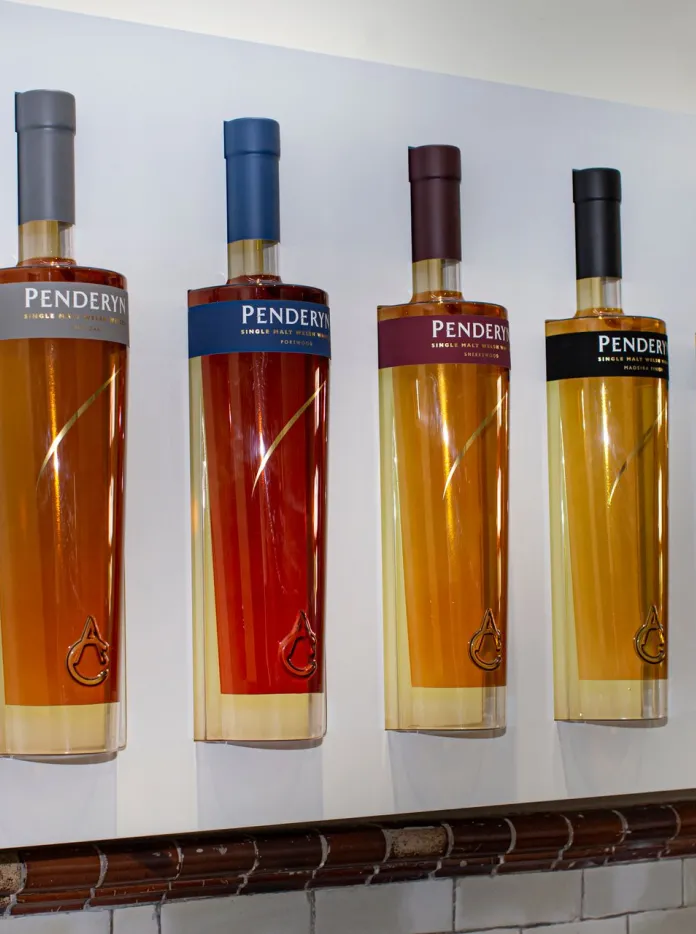 Botellas de whisky en una vitrina.