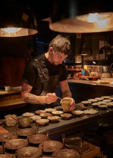 Ein Koch bei der Zubereitung