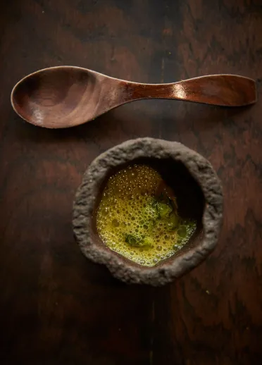 Eine Schüssel mit Essen und einem Löffel