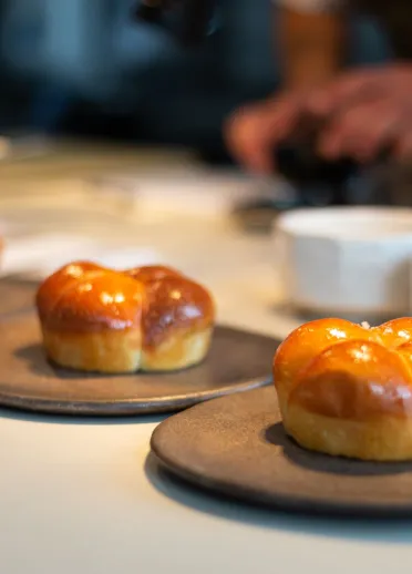 Brötchen auf Tellern, bereit zum Servieren