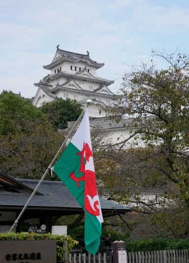 Walisische Flagge vor Himeji