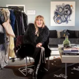 La diseñadora de moda Jayne Pierson en su estudio