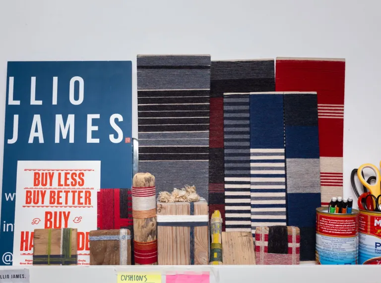 Una selección de textiles y maquetas de diseño en papel inspiradoras en el estudio de la artista textil galesa Llío James.