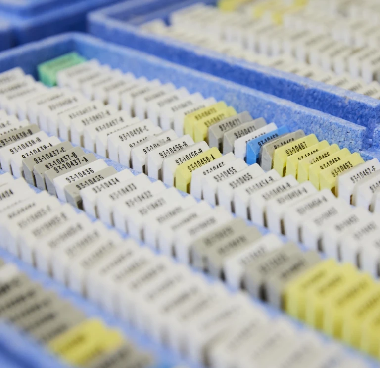 Nahaufnahme von Produktarbeit in einem Labor