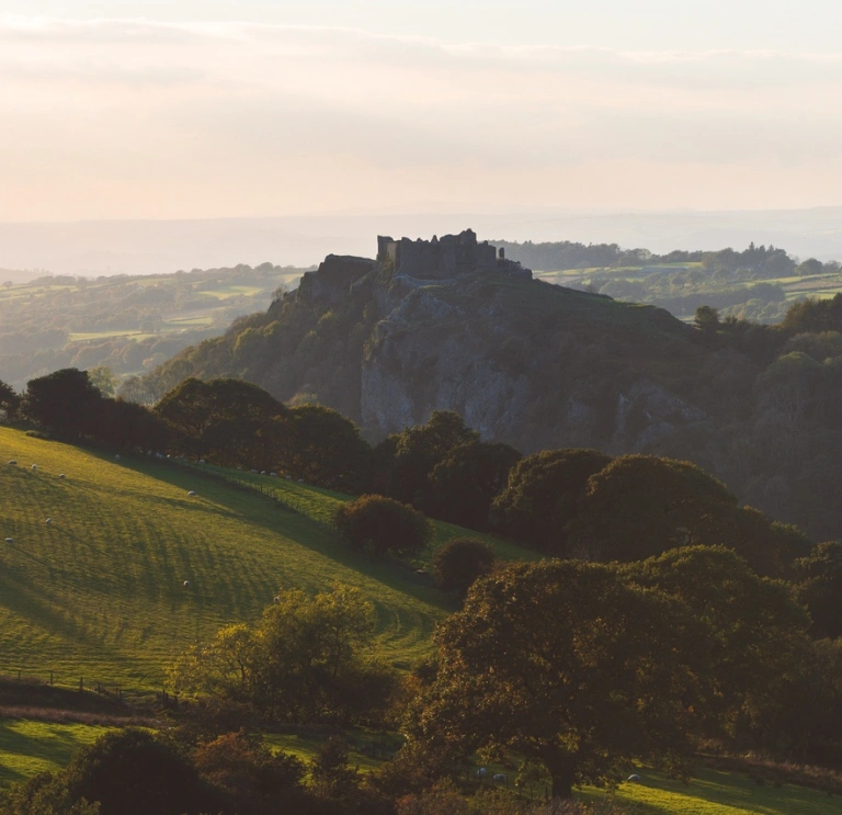 Une vue des ruines d'un château dans les montagnes
