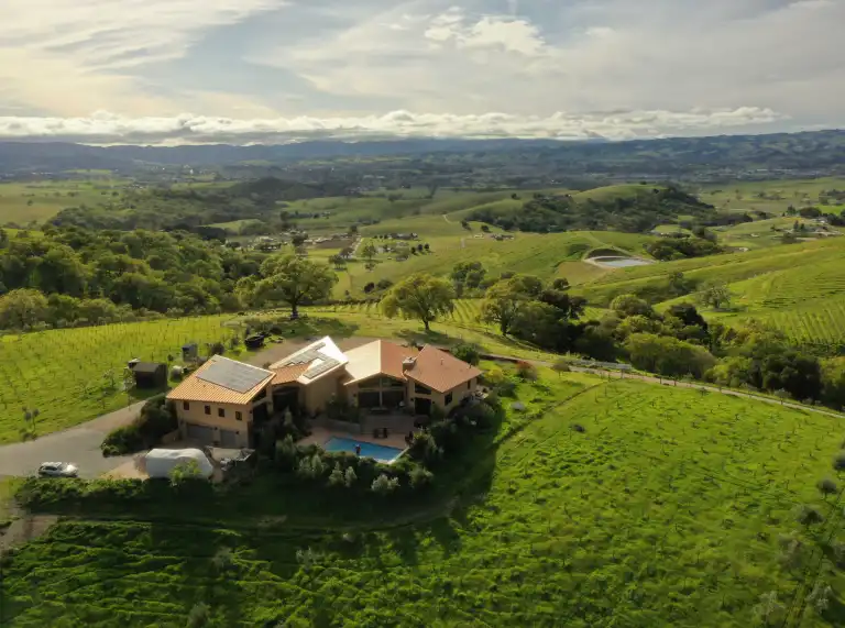 緑の野原に囲まれたアンビス・エステート