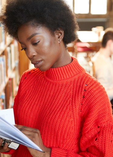 Étudiants dans la bibliothèque de l’Université de Bangor