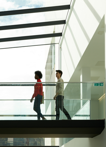 Étudiants marchant dans le couloir, Bangor University