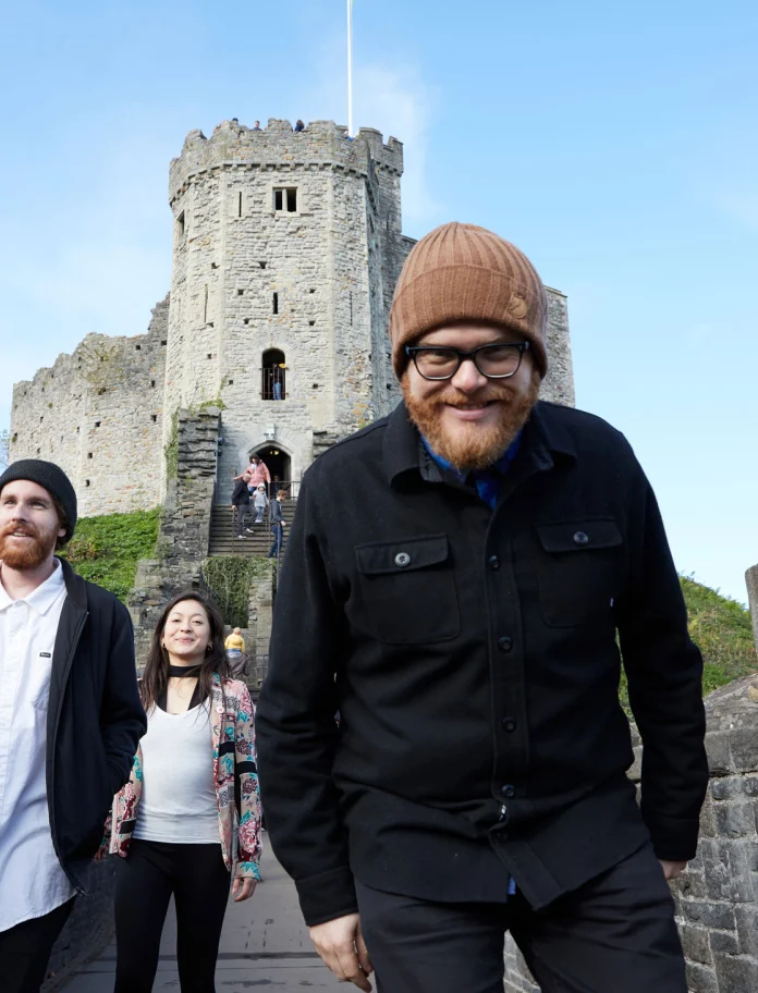Huw Stephens blickt in die Kamera vor Cardiff Castle