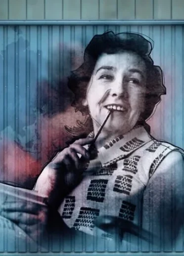 青い背景に映るエレインのホログラム映像。片手にペンを口元近くに持ち、もう一方の手には本を持っている。白黒のチェック柄のトップスを着ている。