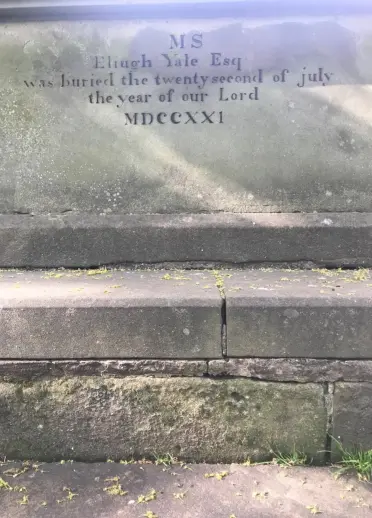 碑文に覆われた古墳 