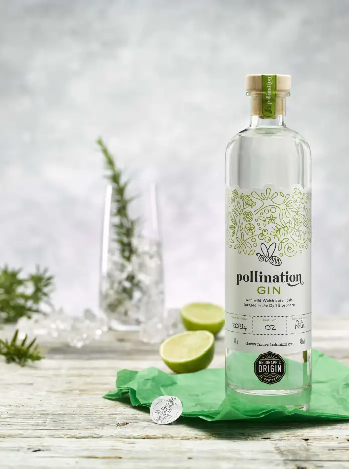 Una botella de ginebra sobre una mesa.