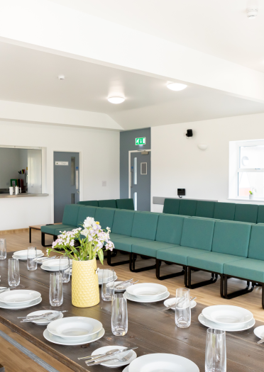 Une longue table dressée.