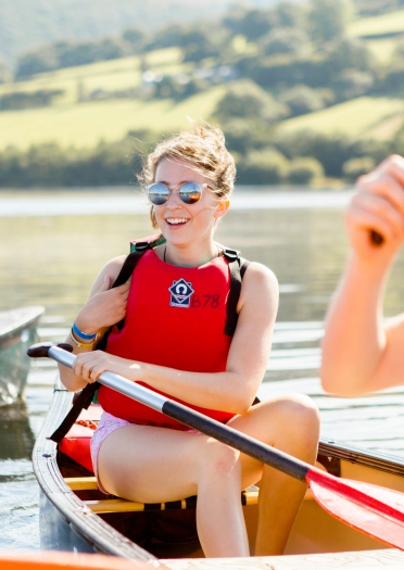 Une femme assise dans un canoë sur l'eau