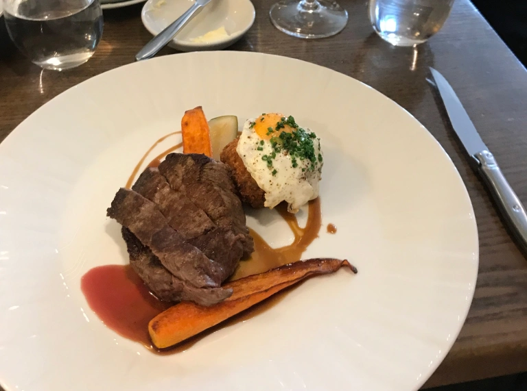 Rinderfilet mit Rinderhackfleisch und gebratenem Wachtelei.