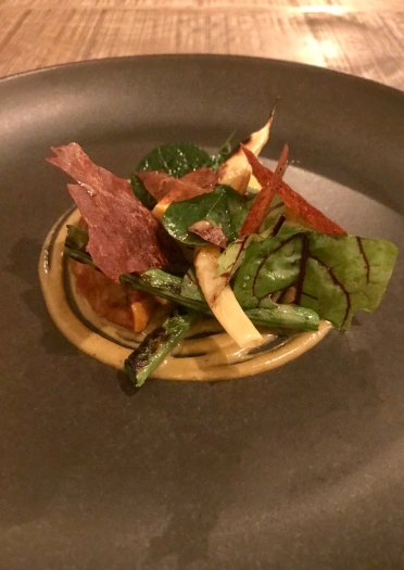 Gegrillte Gartenbohnen, Zucchini-Chutney, Tomaten-Crisp