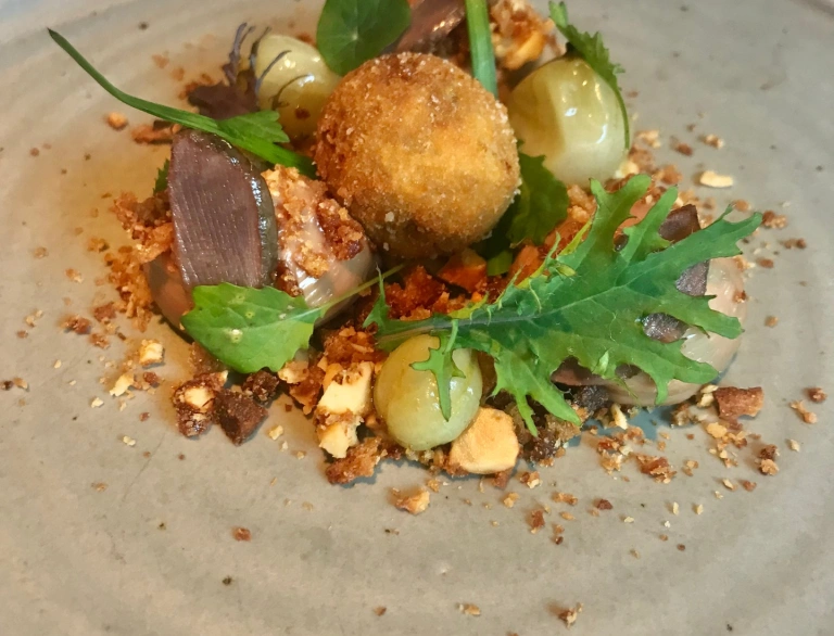 Entenleber mit Stachelbeere, Beignet, Chicorée und Haselnuss