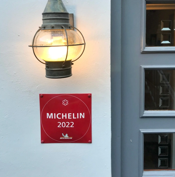 Die Eingangstür von The Whitebrook mit dem Michelin Schild 2022.