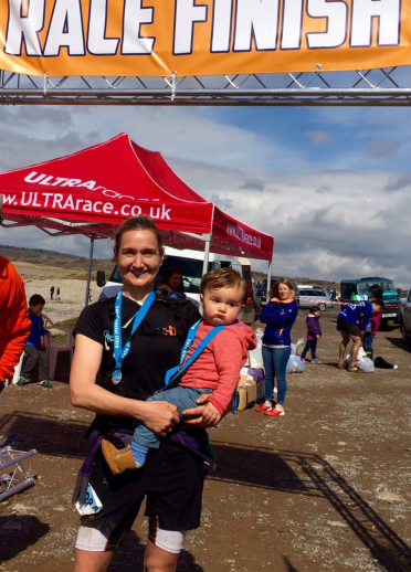 Lowri Morgan avec un enfant dans les bras