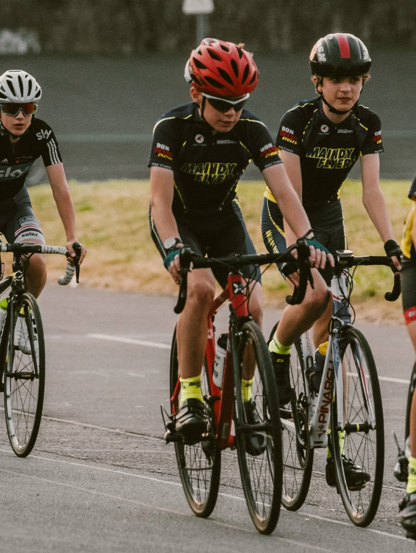 Des cyclistes sur une piste cyclable en plein air