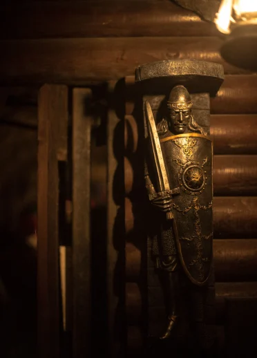 Chevalier en laiton à l'entrée du labyrinthe du roi Arthur