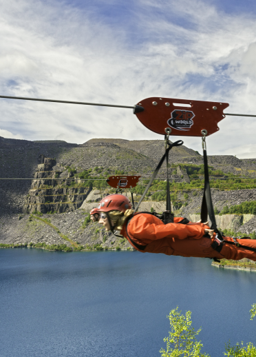 Person Reiten ein Zip Wire über Penrhyn Slate Quarry 