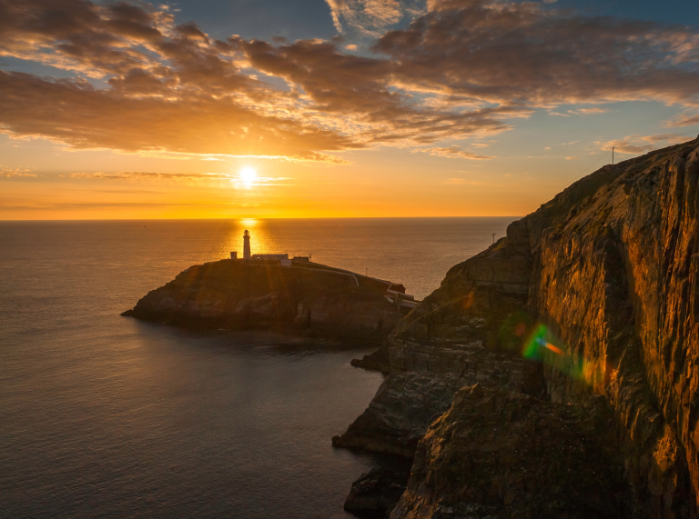 Phare du Sud pile au coucher du soleil, Anglesey 