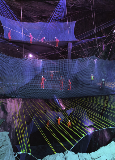 Besucher auf den unterirdischen Trampolinen hüpfen unter, Blaenau Ffestiniog, Nordwales