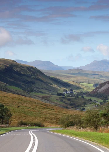 Paysage de Snowdonia, route montagneuse - image prise du milieu de la route.