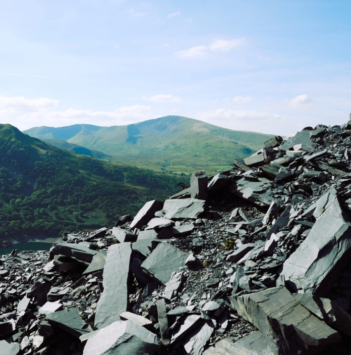 Una toma panorámica de varias montañas cubiertas de pizarra