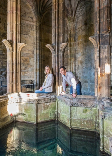  二人が井戸を覗き込む