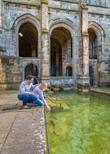 二人が水に手を入れる