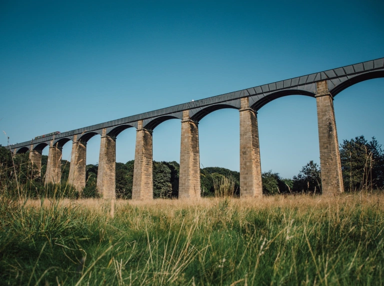 Un acueducto alto de ladrillo