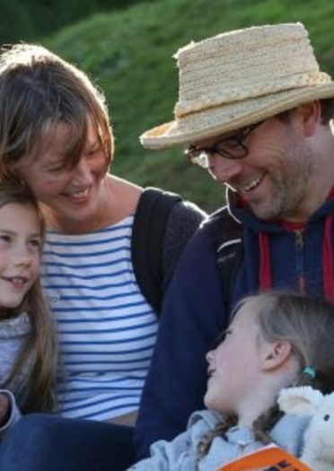 「グッド・ライフ・エクスペリエンス」にて、鑑賞する家族