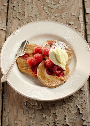 Drei Pfannkuchen mit Himbeeren und Zitrone.