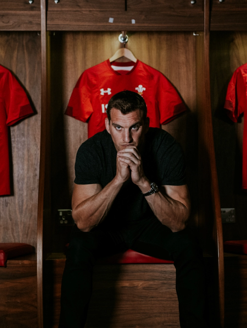 Sam Warburton en el vestuario del equipo de rugby de Gales mirando por la lente de la cámara.