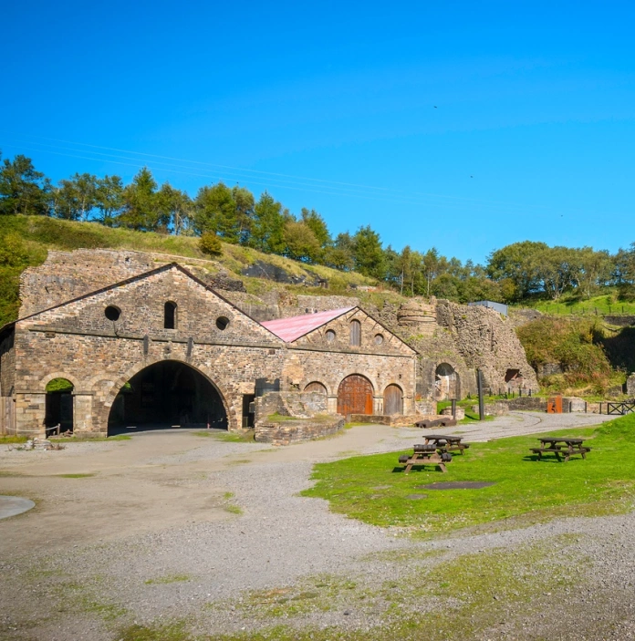 Algunos edificios antiguos de ladrillo en un entorno industrial histórico
