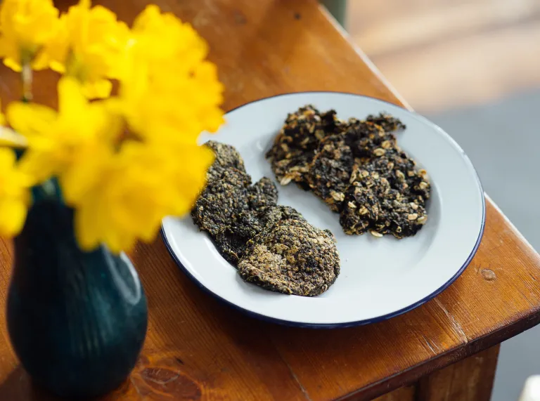 A plate of cooked seaweed.