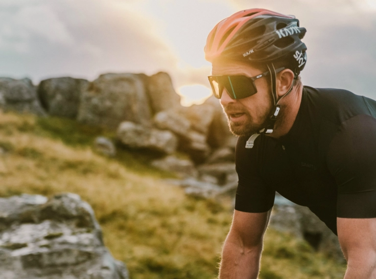 Shane Williams sur son vélo dans les Montagnes Noires, Brecon Beacons, Powys