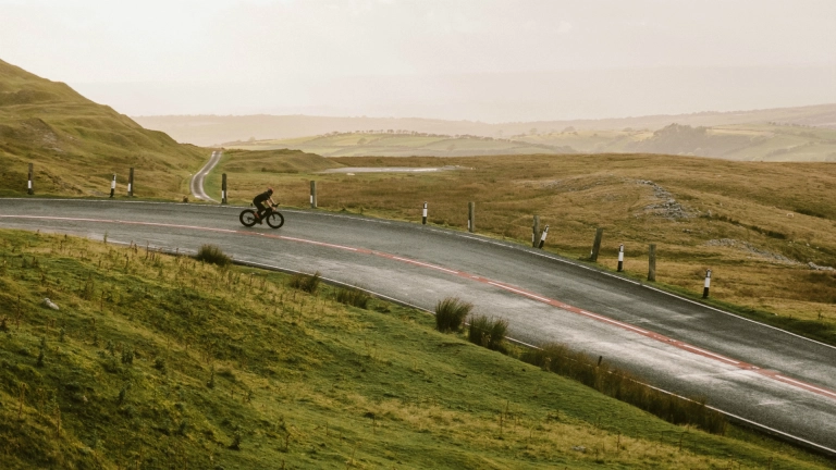 Shane sur son vélo dans les Montagnes Noires, Brecon Beacons, Powys.