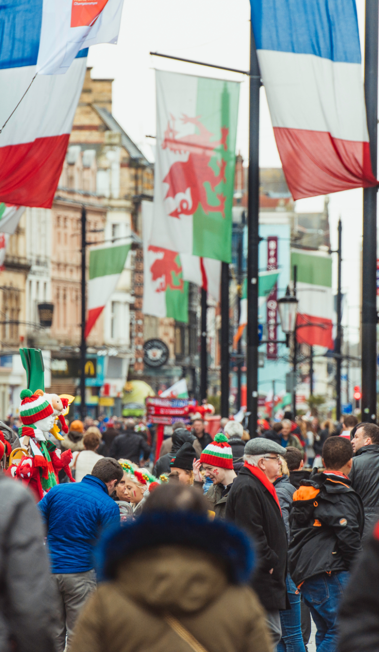 Una calle concurrida en el centro de la ciudad de Cardiff en un día de rugby internacional.