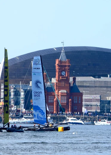 Les équipes de Volvo Ocean Race s'emballant devant le Wales Millenium Centre, Cardiff Bay