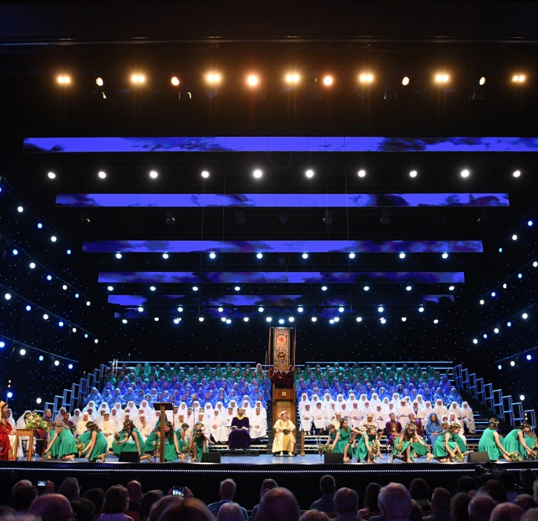 Des personnes sur une scène en costume.