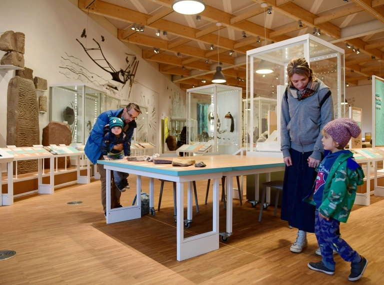 セント・ファガンズ博物館の周りを歩く人々