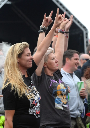 Gente bailando en el festival.