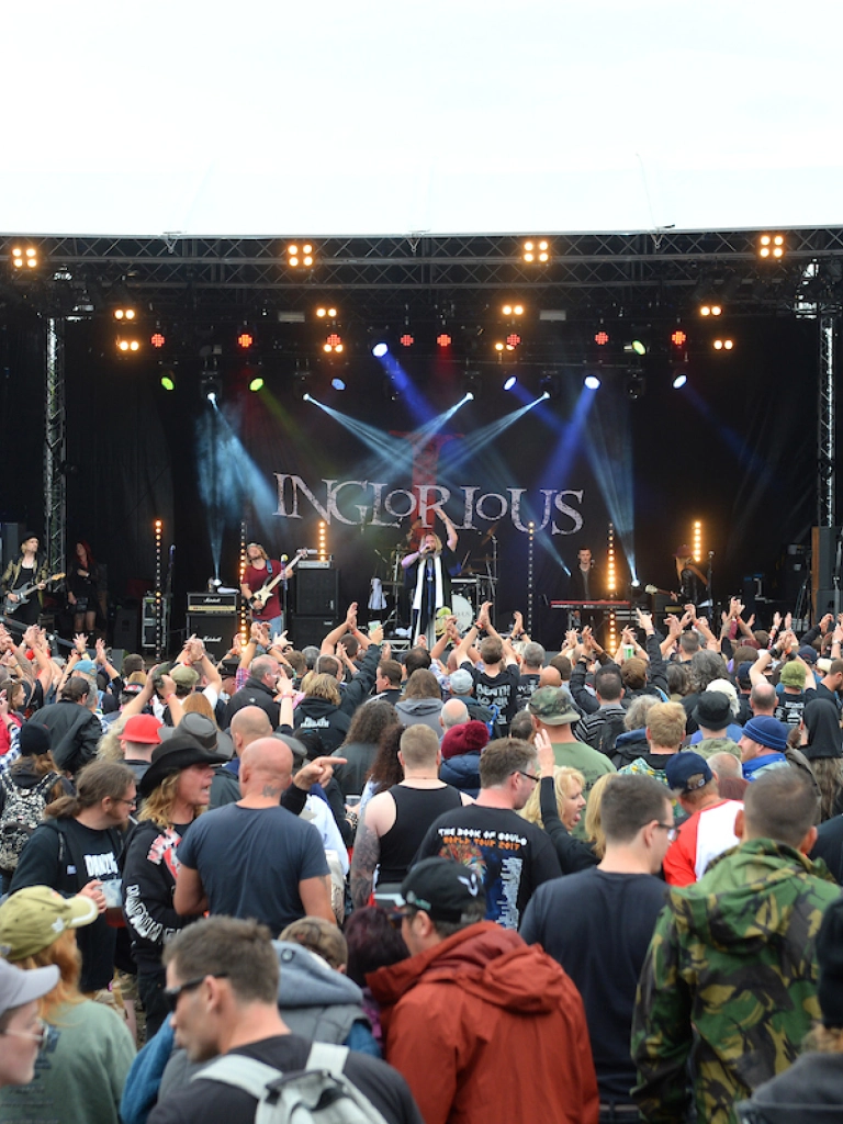 Una gran multitud frente al escenario del festival.