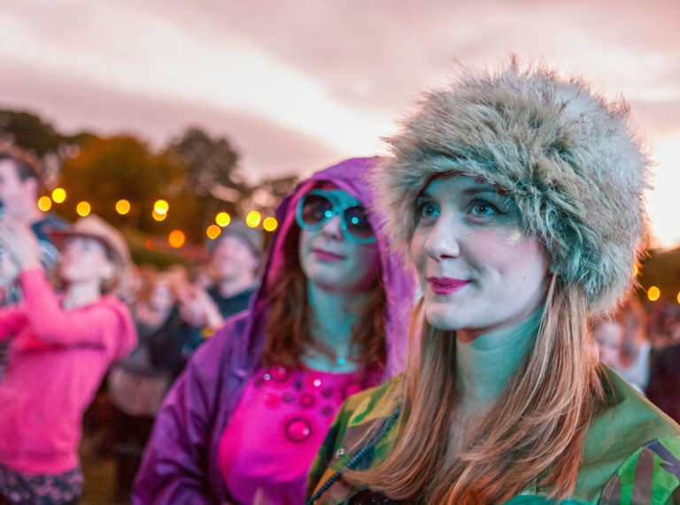 グリーン・マン・フェスティバルのパフォーマンスを鑑賞する二人の女性