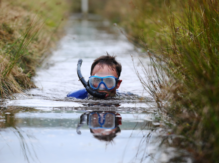 hombre con snorkel el en el pantano